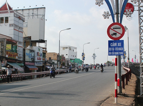 Hạn chế TNGT, cấm xe khách và xe tải đi qua cầu Quang Trung